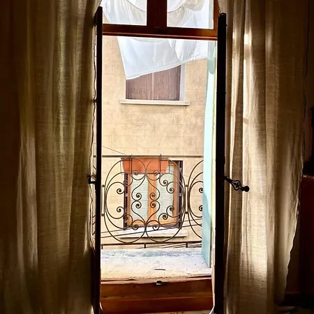 Well Equipped Close To Historic Centre -