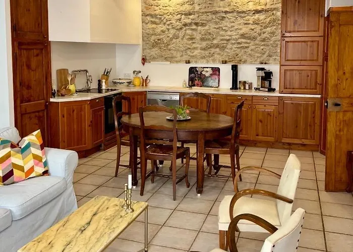 Well Equipped Close To Historic Centre -